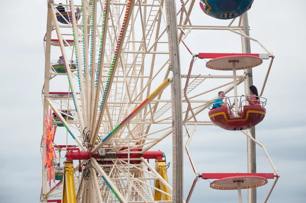 Visitantes em Ferris Wheel — Fotografia de Stock