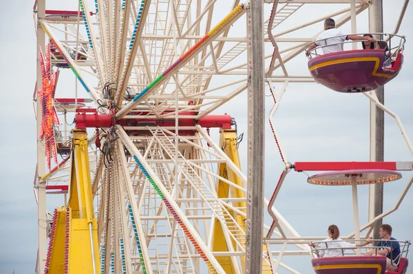 Visiteurs sur la grande roue — Photo