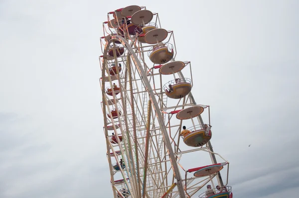 Besucher im Riesenrad — Stockfoto