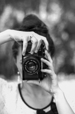 esmer kız ve retro kamera