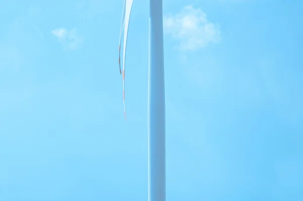 Ветряные турбины в солнечный день — стоковое фото
