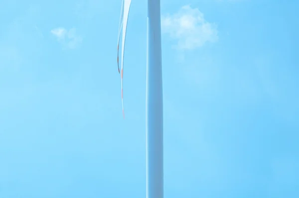 Turbine eoliche in una giornata di sole — Foto Stock