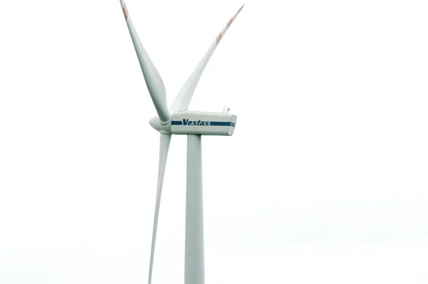 Turbiny wiatrowe w słoneczny dzień — Zdjęcie stockowe