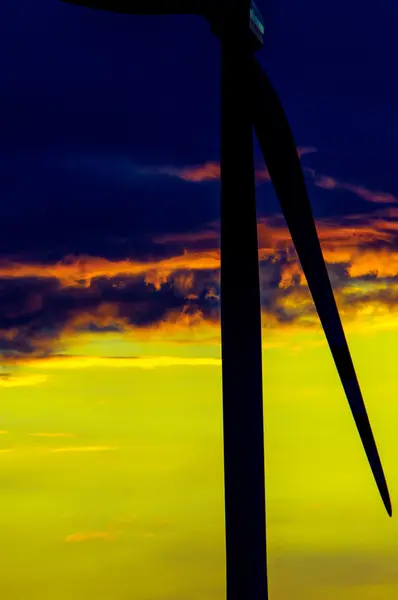 Turbinas eólicas al atardecer — Foto de Stock