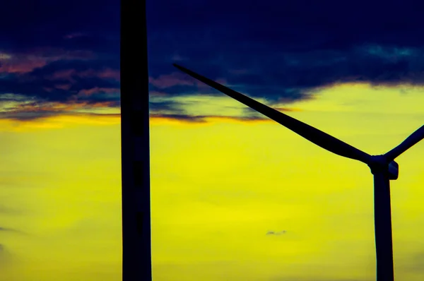 Větrné turbíny při západu slunce — Stock fotografie