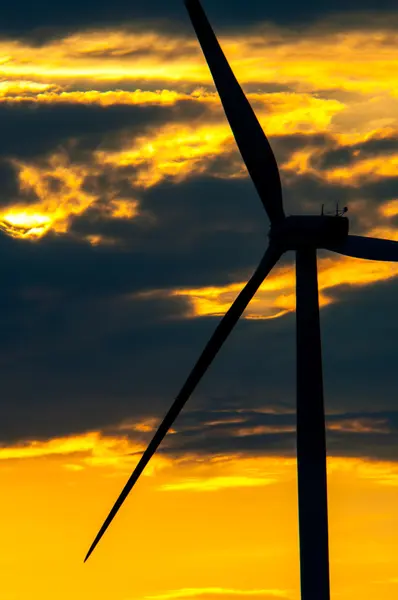 Windkraftanlagen bei Sonnenuntergang — Stockfoto