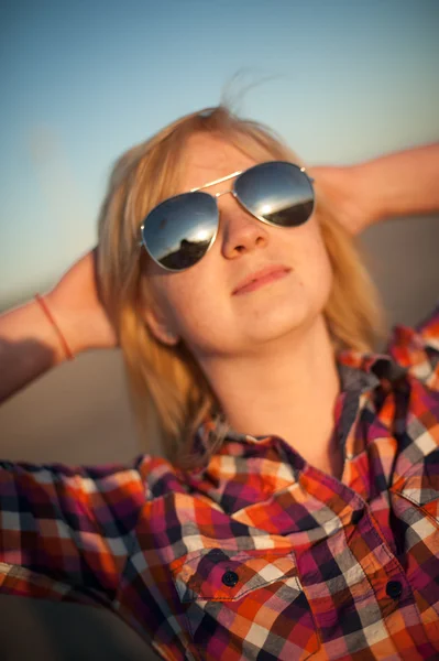 Portret piegowaty blondynka poza — Zdjęcie stockowe