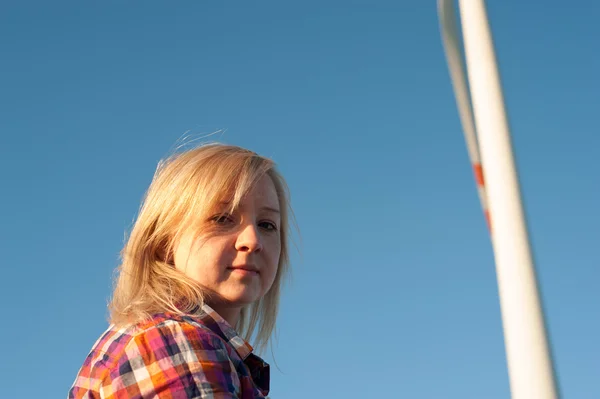 Žena a windturbine — Stock fotografie