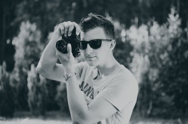 Genç fotoğrafçı fotoğraf çeker