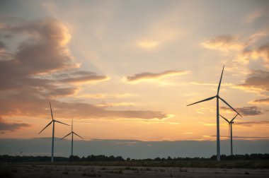 Günbatımında rüzgar türbinleri
