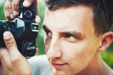 Genç fotoğrafçı fotoğraf çeker