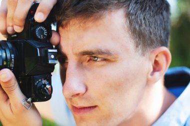 Genç fotoğrafçı fotoğraf çeker