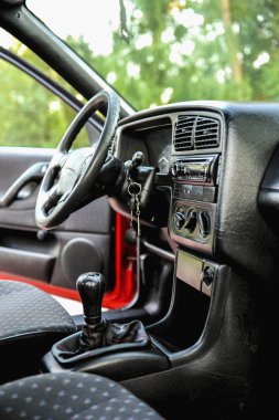 Arabanın içi.