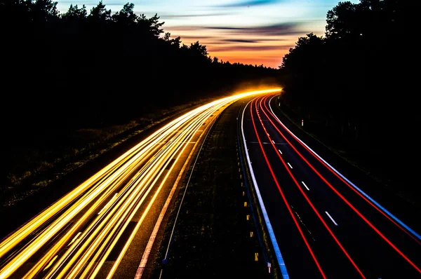 Автомобильные огни на шоссе ночью — стоковое фото
