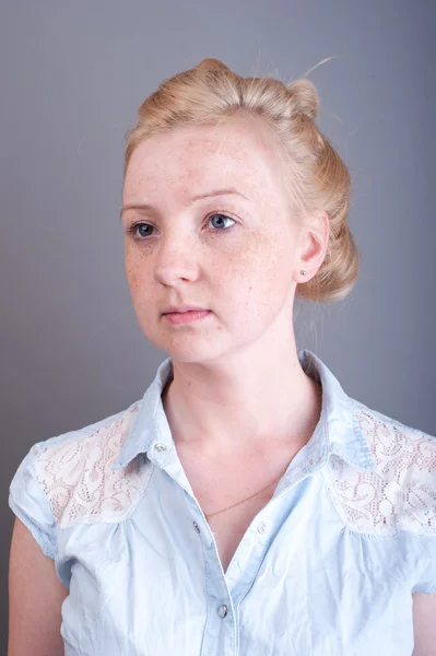 Retrato de estudio de rubia pecosa —  Fotos de Stock