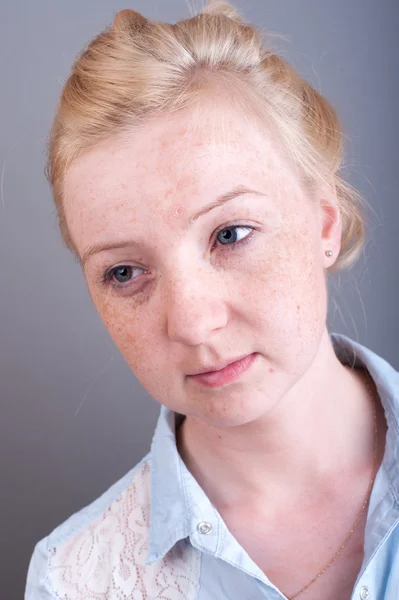 Studio portrait of freckled blonde — Stock Photo, Image
