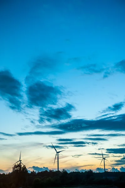 Günbatımında rüzgar türbinleri — Stok fotoğraf