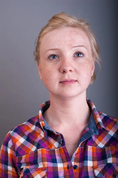Studio portret van sproeterig blonde — Stockfoto