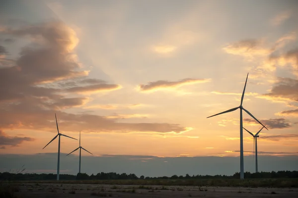 Windturbines bij zonsondergang — Stockfoto