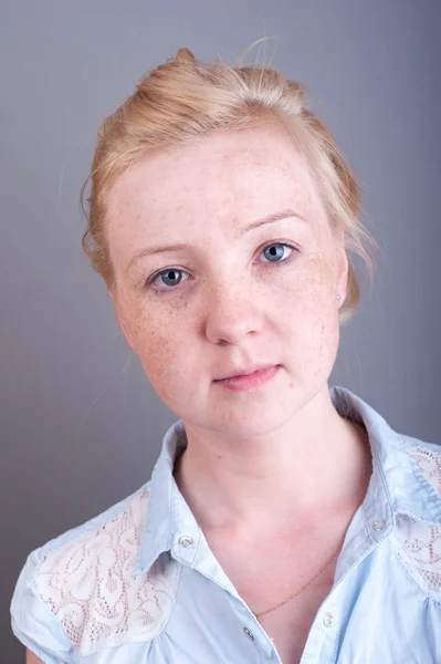 Retrato de estudio de rubia pecosa — Foto de Stock