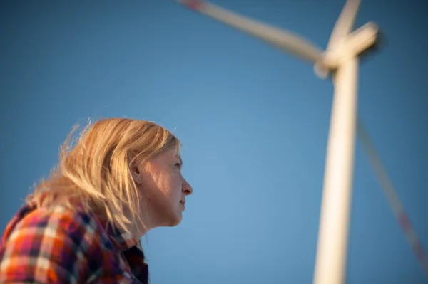 Vrouw en windturbine — Stockfoto