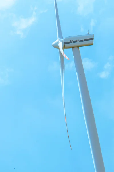 Turbinas eólicas em um dia ensolarado — Fotografia de Stock