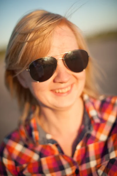 Портрет веснушчатой блондинки снаружи — стоковое фото