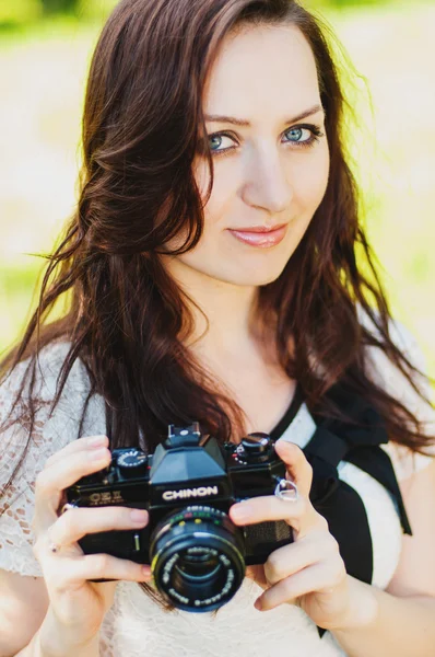 Brunette meisje en retro camera — Stockfoto