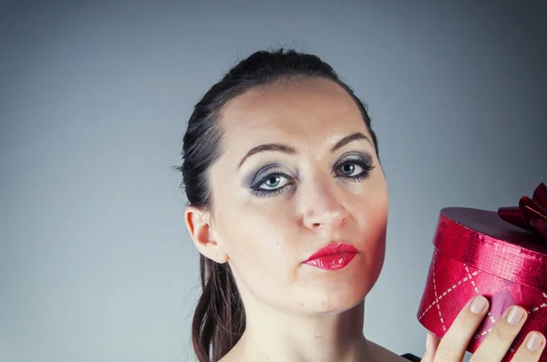 Menina segurando caixa de presente vermelho — Fotografia de Stock