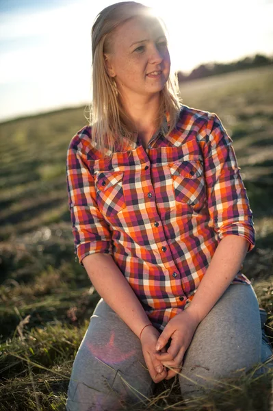 Портрет веснушчатой блондинки снаружи — стоковое фото