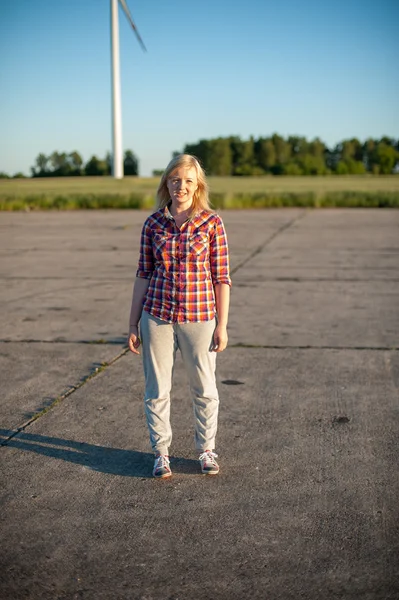 Portrét pihovatý blondýna mimo — Stock fotografie