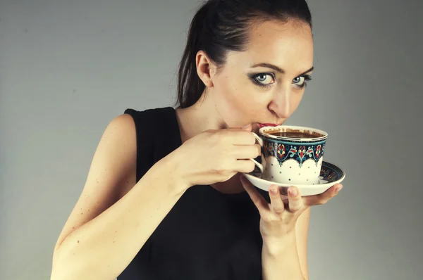 Zakenvrouw drinken koffie — Stockfoto