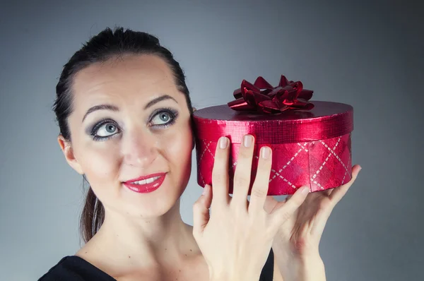 Menina segurando caixa de presente vermelho — Fotografia de Stock