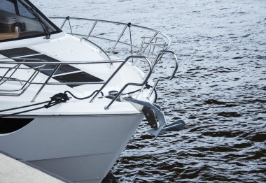 yat limanında demirli