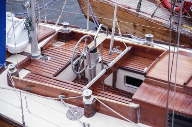 yat limanında demirli