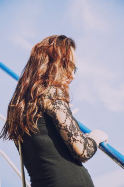 kadın bir seyahat gemisinde