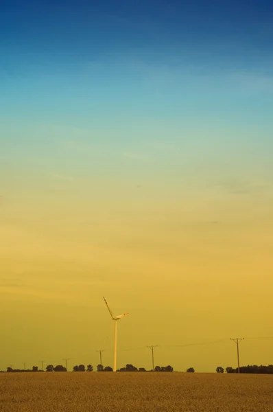 Windturbine bij zonsondergang — Stockfoto