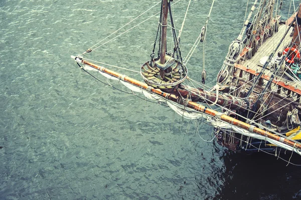 Jacht afgemeerd in de haven — Stockfoto