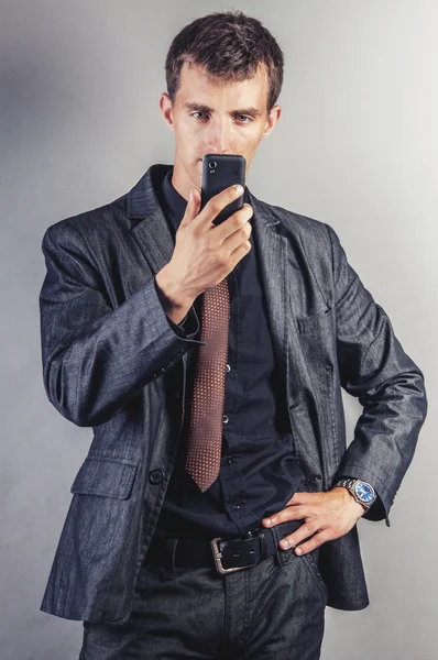 Affärsman med en mobiltelefon — Stockfoto