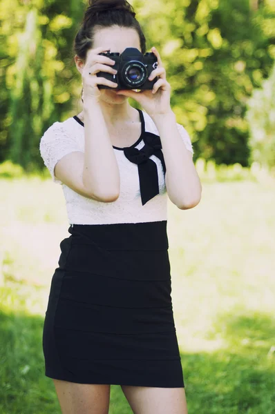 Mooie vrouw-fotograaf — Stockfoto