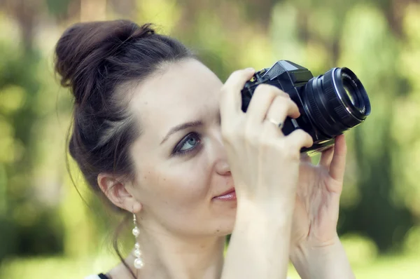 美しい女性のカメラマン — ストック写真