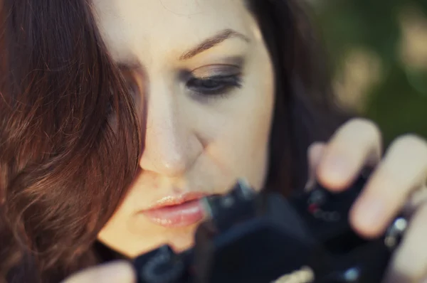 Mooie vrouw-fotograaf — Stockfoto