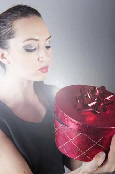 Menina segurando caixa de presente vermelho — Fotografia de Stock