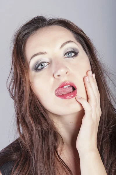 Aantrekkelijke brunette meisje — Stockfoto