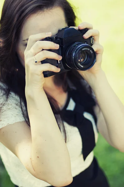 美しい女性のカメラマン — ストック写真