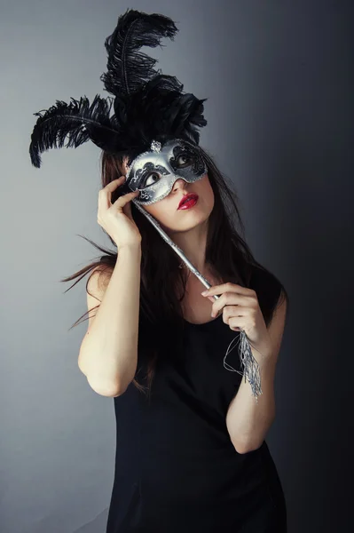 Schönes junges Mädchen mit venezianischer Maske — Stockfoto