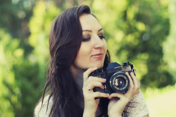 Beautiful woman photographer — Stock Photo, Image