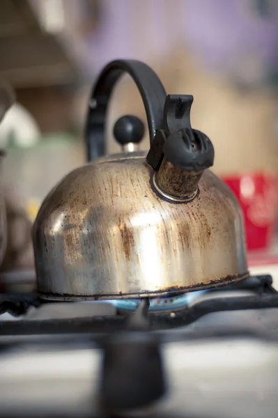 Zagotować wodę w czajnik — Zdjęcie stockowe