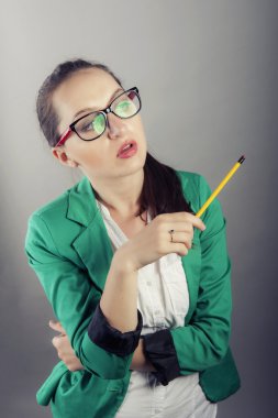 çekici genç iş kadını düşünüyorum