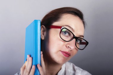 genç kız öğrenci öğrenir